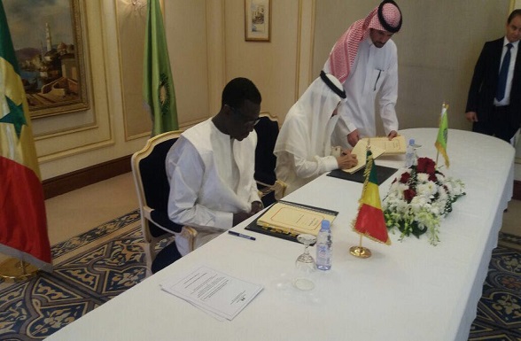 Amadou Bâ et Bandar Mohammed Hajjar signant l'accord de financement train express régional.