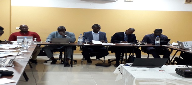 Au milieu, le directeur général du Fonsis, Ibrahima Kane, en compagnie de ses collaborateurs.