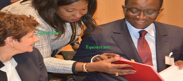 Louise Cord et Amadou signant l'accord de financement du projet employabilité des jeunes.