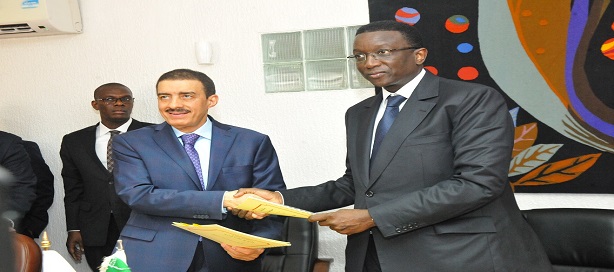 Echange de note sur l'accord de financement signé entre Amadou Ba, ministre l'Économie, des Finances et du Plan du Sénégal et Dr. Bandar Hajjar, président du groupe de la BID.