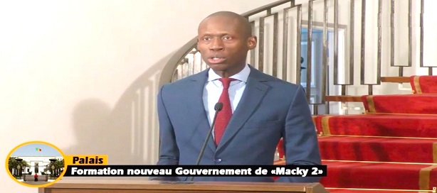 Le secrétaire général du gouvernement, Maxime Jean Simon Ndiaye, annonçant la liste du nouveau gouvernement.