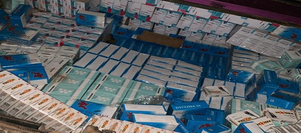 Saisie d'un véhicule Berline rempli de faux médicaments vers la frontière gambienne ( Keur Mbouki).