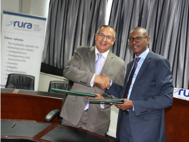 À gauche: le Dr Khammar Mrabit, directeur général d'AMSSNuR. À droite: Patrick Nyirishema, directeur général de la RURA. Crédit: RURA