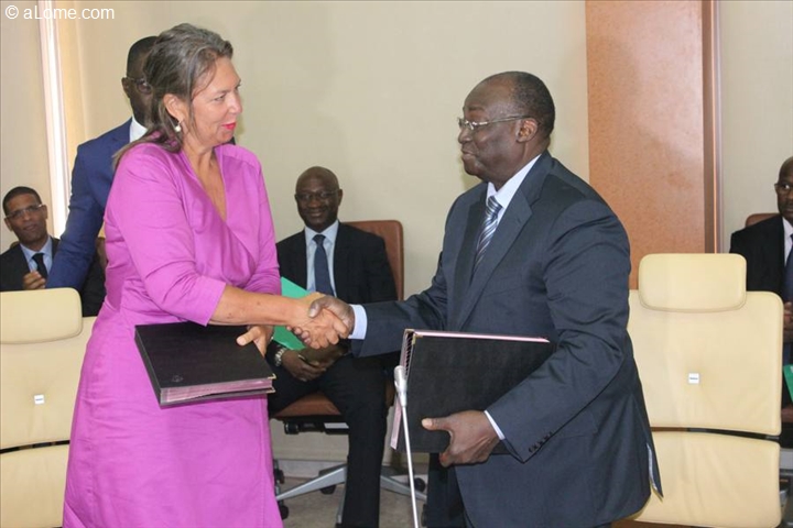 Poignée de main entre le gouverneur de la Bceao et Marion Weichelt Krupski, ambassadeur extraordinaire et plénipotentiaire de la Confédération suisse auprès de la République du Sénégal.