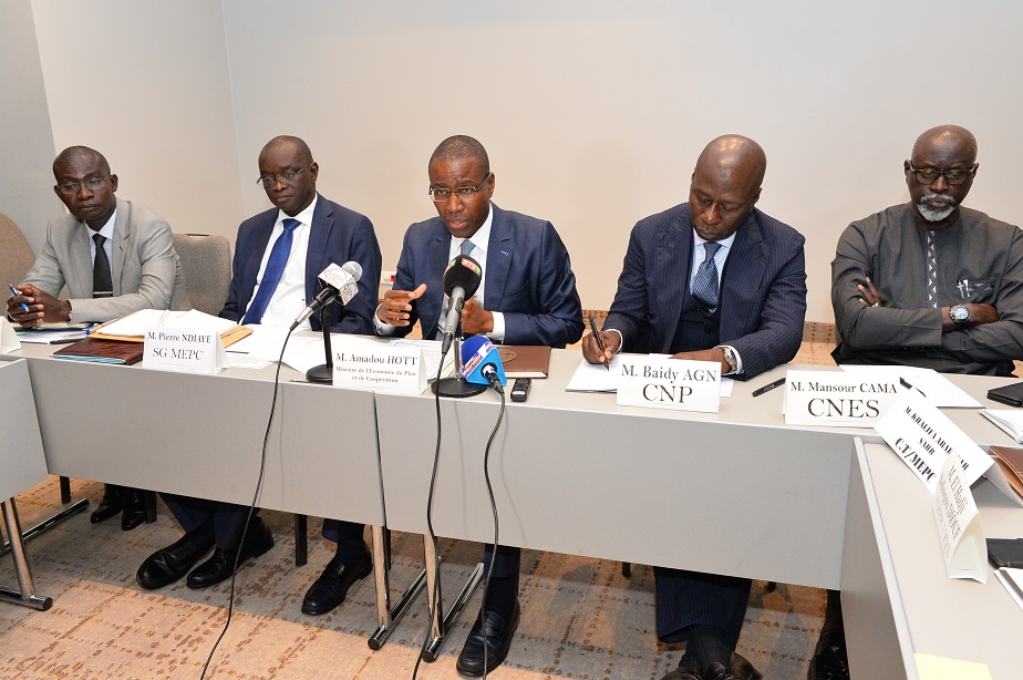 Amadou Hott au micro, avec à sa droite les représentants du secteur privé.