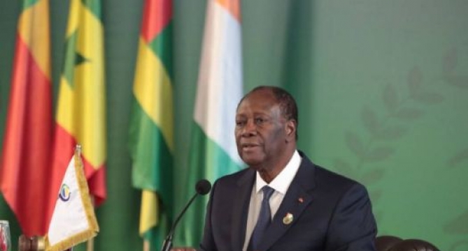 Alassane Ouattara en conférence de presse après la session ordinaire des chefs d'Etat de l'Uemoa.