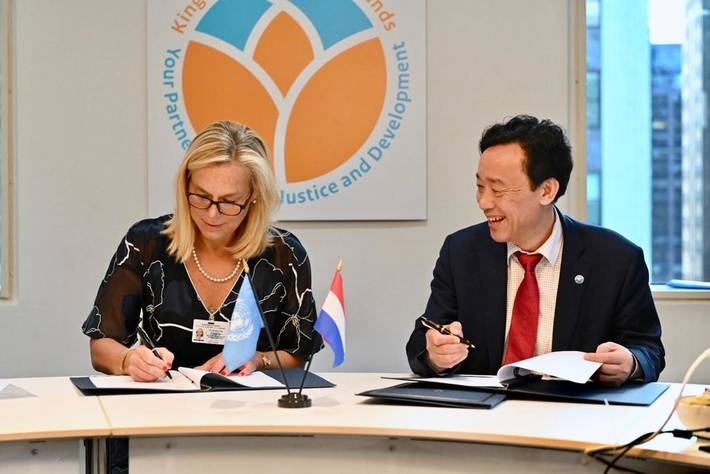 Mme Sigrid A.M. Kaag, Ministre néerlandaise du commerce extérieur et de la coopération pour le développement et M. Qu Dongyu, Directeur général de la FAO, signent l’accord de financement à New York.
