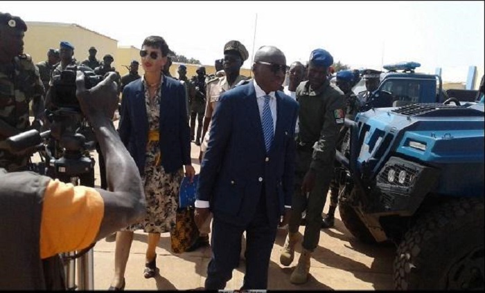 Sidiki Kaba, ministre sénégalais des Forces armées et Irène Mingasson, ambassadeur de l'Union européenne au Sénégal.