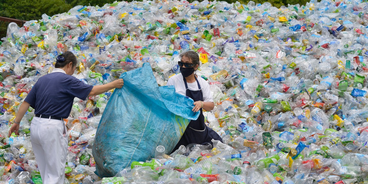 Passer des plastiques vierges aux plastiques recyclés.