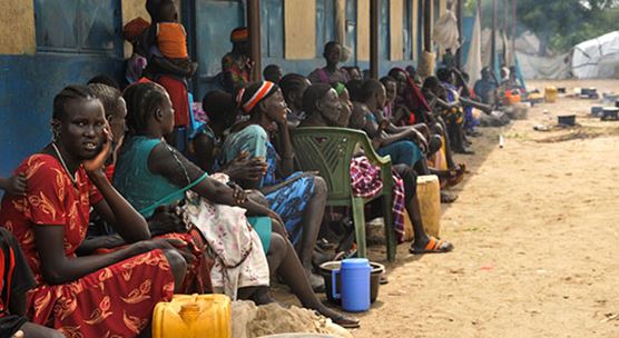 Des familles sud-soudanaises déplacées après les inondations du Nil. Les effets de la pandémie se sont ajoutés aux besoins de développement massifs du pays causés par les conflits, les inondations, les criquets et autres événements. (photo: Denis Dumo / Reuters / Newscom)
