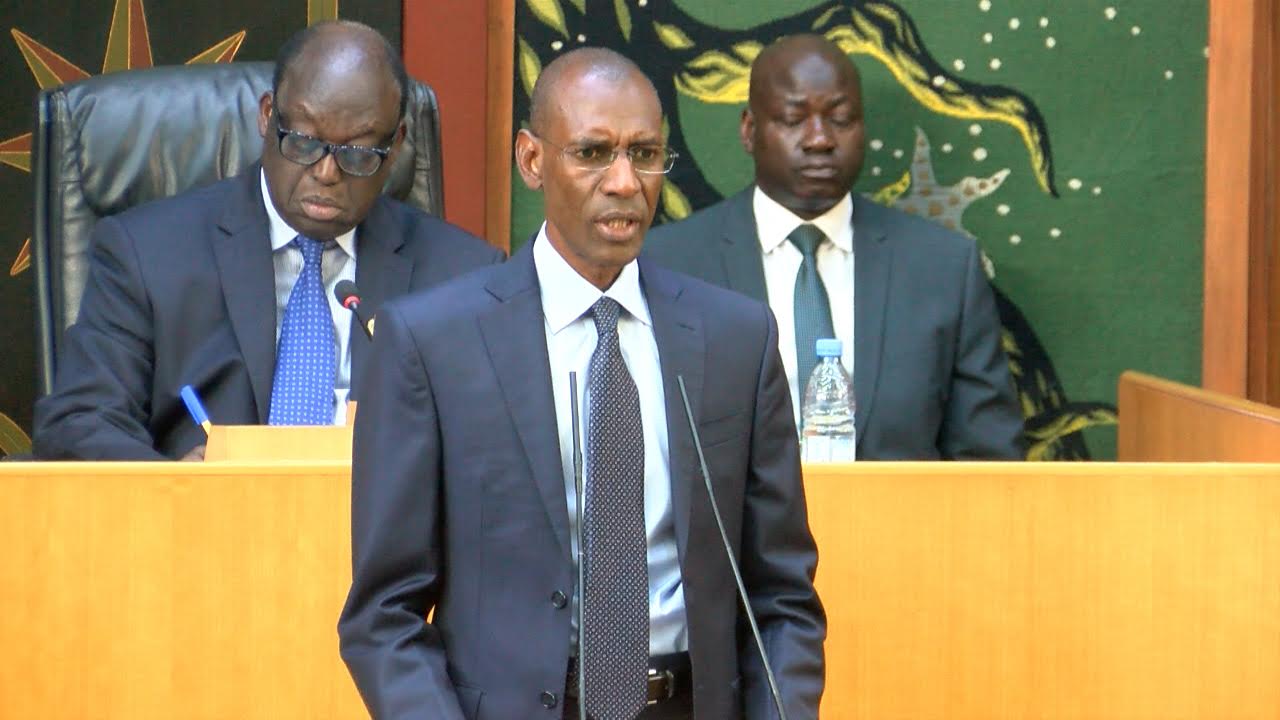 Abdoulaye D. Diallo, ministre sénégalais des Finances et du Budget, défendant son budget devant les députés.