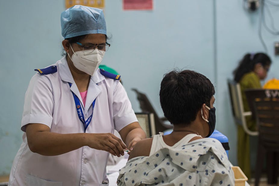 Un médecin administre un vaccin COVID-19 à Mumbai. L'Inde et l'Afrique du Sud ont mené des efforts pour obtenir une dérogation sur les droits de propriété intellectuelle. Pratik Chorge / Hindustan Times via Getty Images