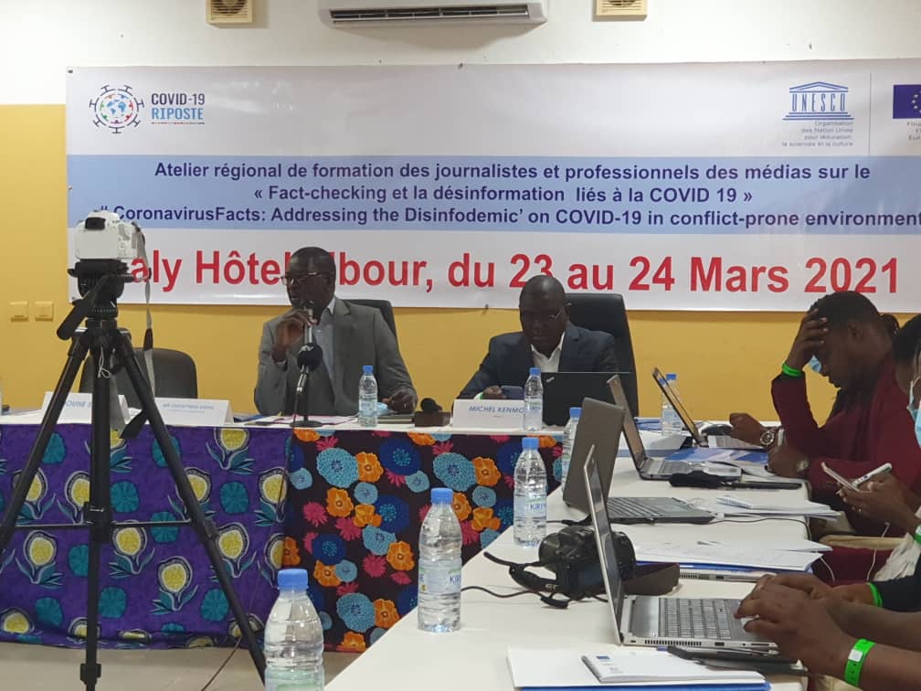 Le directeur de la Communication, Ousseynou Dieng, au micro, lors de l'ouverture des travaux de mise en place d'un réseau régional de fact-checking contre la désinformation en Afrique de l’ouest.