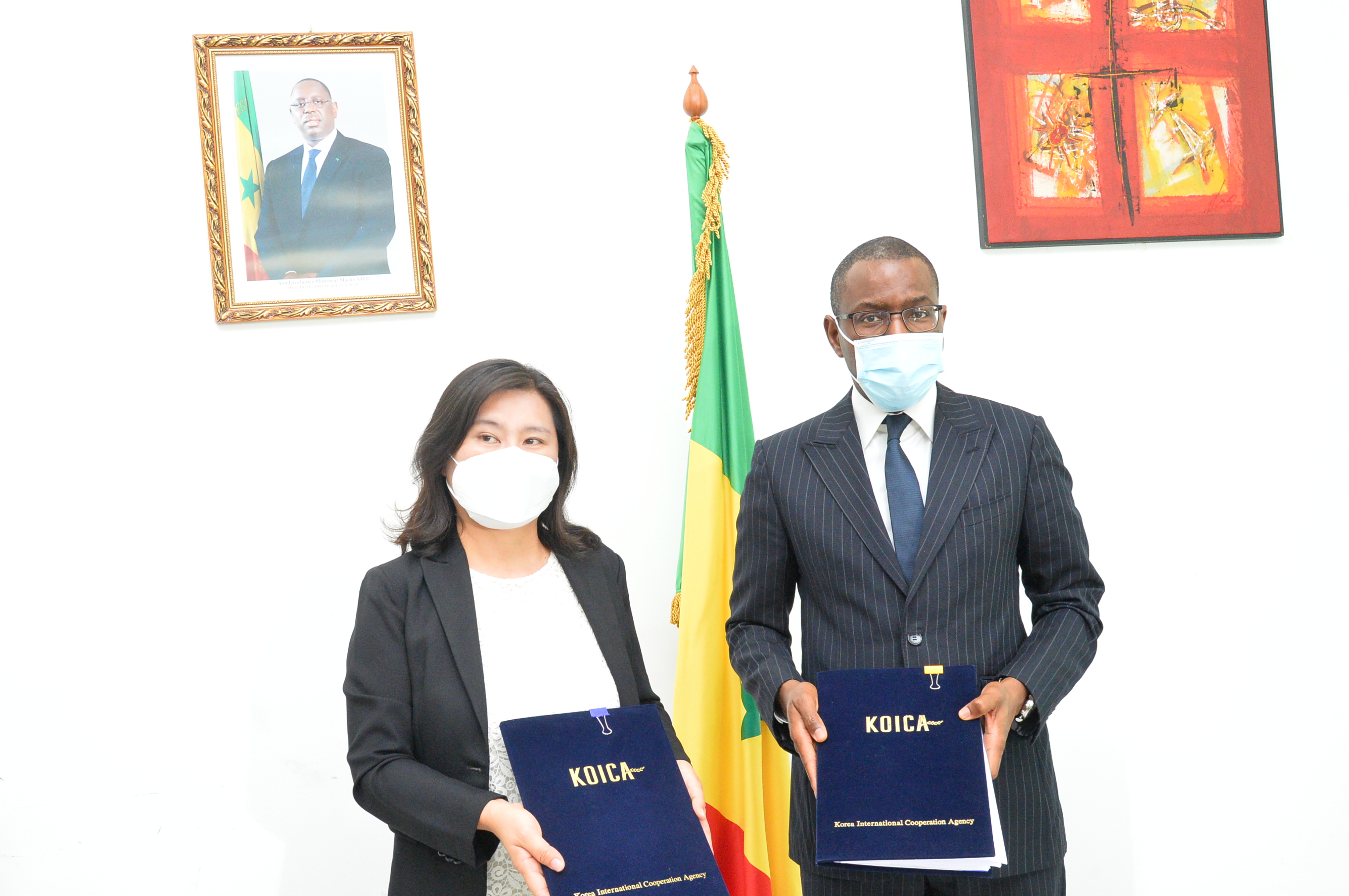 Le ministre sénégalais de l’Economie, du Plan et de la Coopération, Amadou Hott et Namson Lee, représentante résidente de la Koica à Dakar.