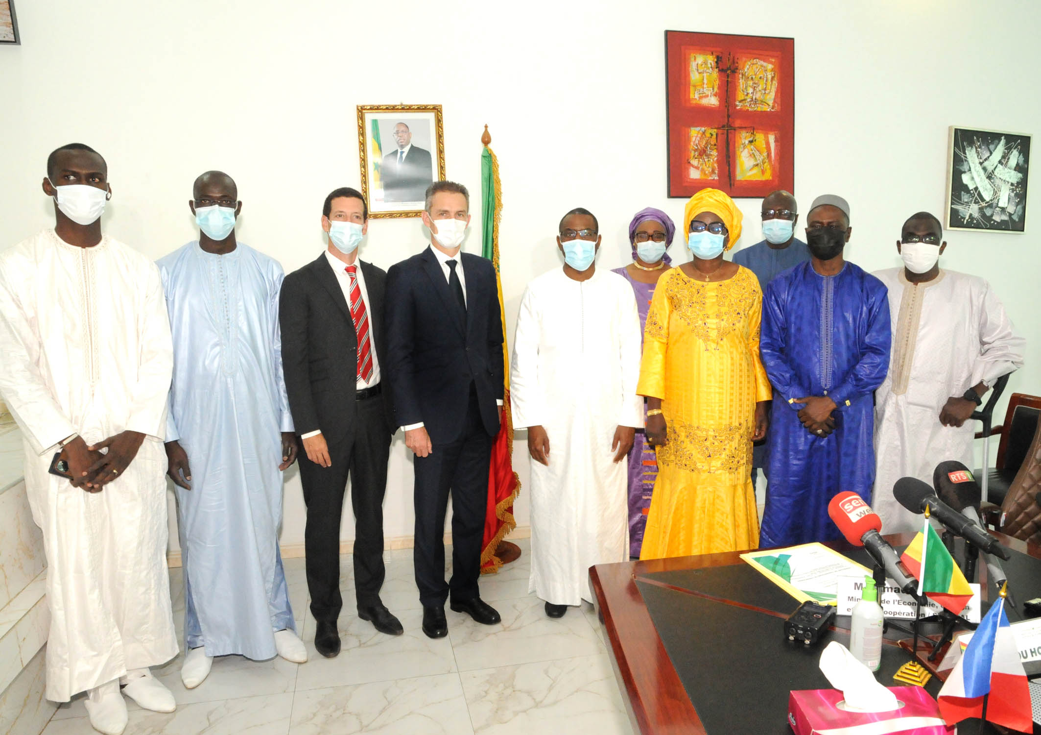 Photo de famille après la signature de convention entre l’Etat du Sénégal et l’Agence française de développement pour le projet d’appui au développement de l’enseignement moyen.