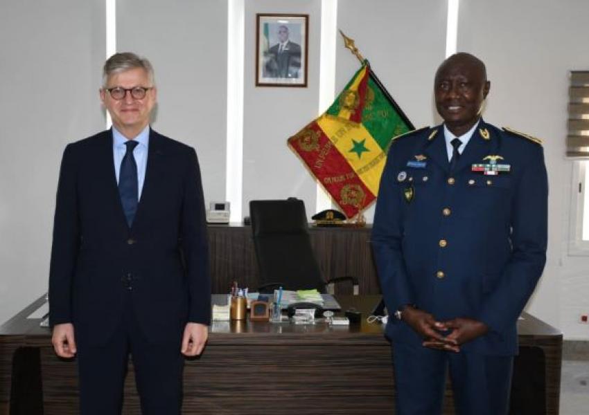 A droite le général d'armée aérienne Birame Diop nommé conseiller militaire au département des opérations de paix de l'Onu