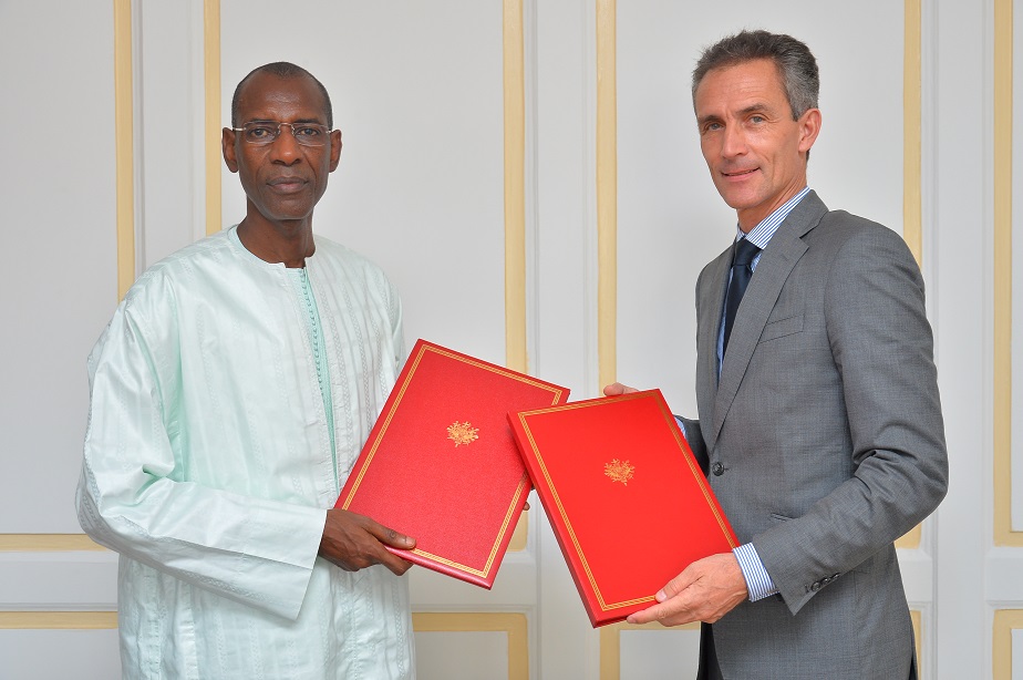 Abdoulaye Daouda DIALLO, Ministre des Finances et du Budget et Son Excellence Monsieur Philippe LALLIOT, Ambassadeur de France au Sénégal
