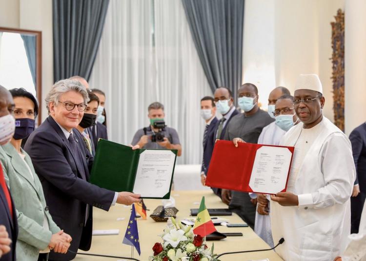 Signature d'une convention de financement pour construire une usine de vaccins contre covid19 au Sénégal.