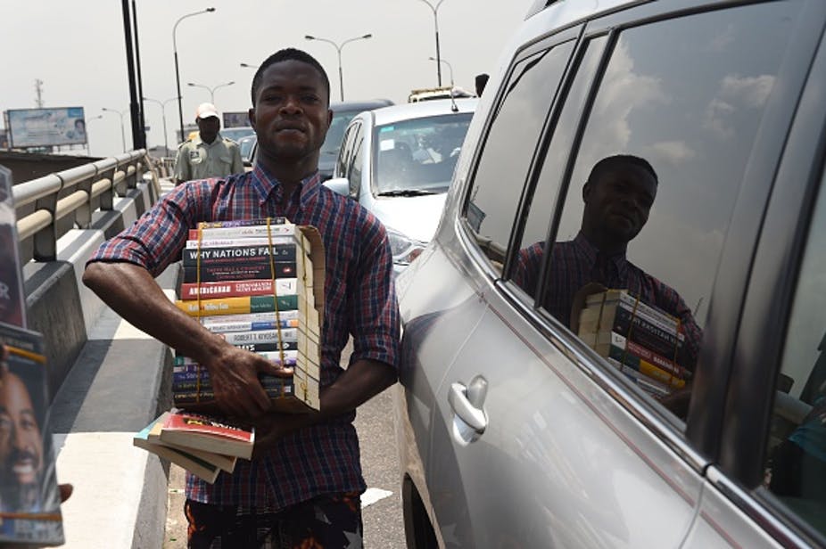 Des millions de jeunes Nigérians vivent dans les rues de Lagos et survivent grâce au commerce de rue. Pie Utomi EkpeI/AFP via Getty Images