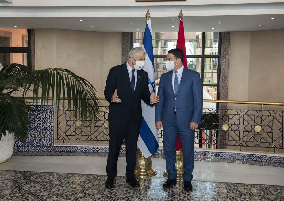 Le ministre marocain des Affaires étrangères Nasser Bourita (à droite) accueille son homologue israélien Yair Lapidis à Rabat, en août 2021. La normalisation des relations entre les deux a précipité la rupture des relations diplomatiques maroco-algériennes. EPA-EFE/Alal Morchidi