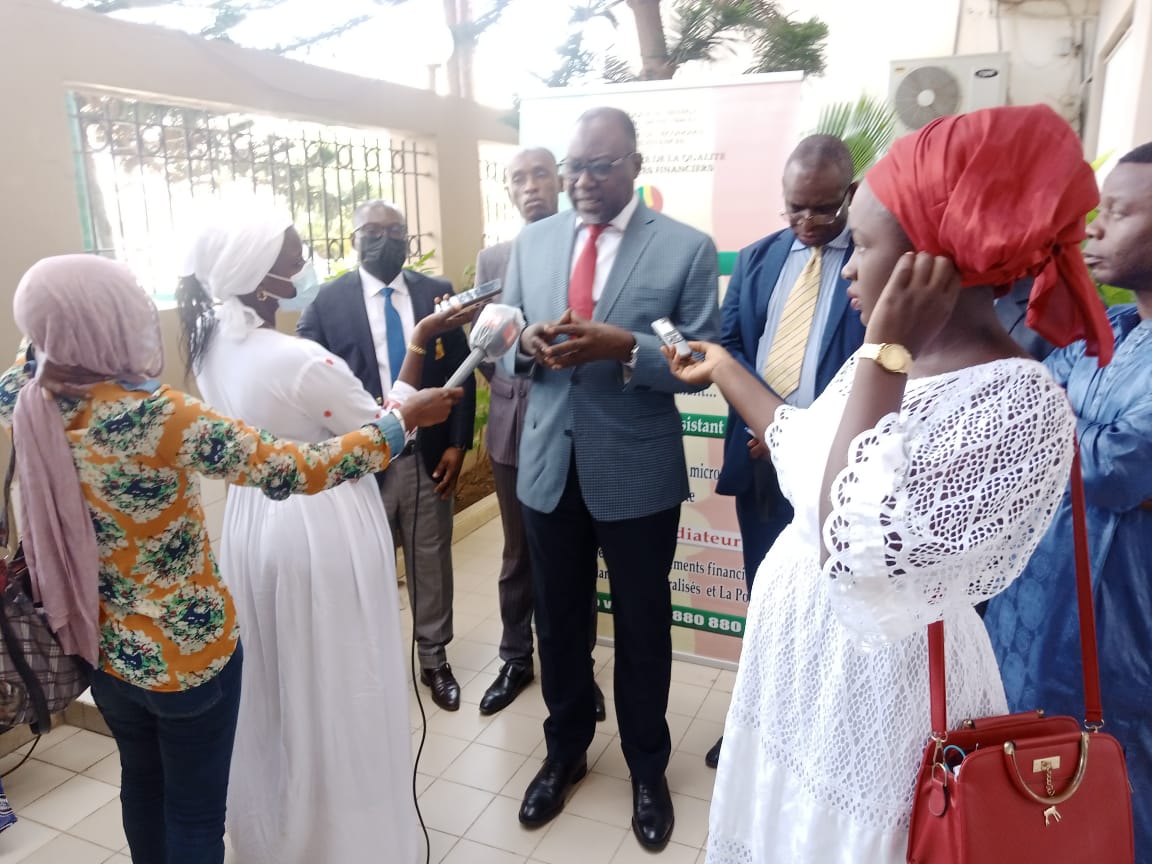 Habib Ndao, directeur exécutif de l'OQSF Sénégal s'exprimant devant la presse.