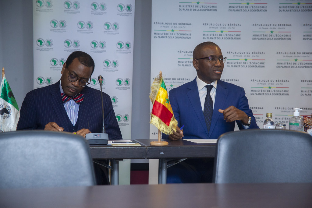 signature de deux conventions de financement entre la banque africaine de développement et le gouvernement du Sénégal