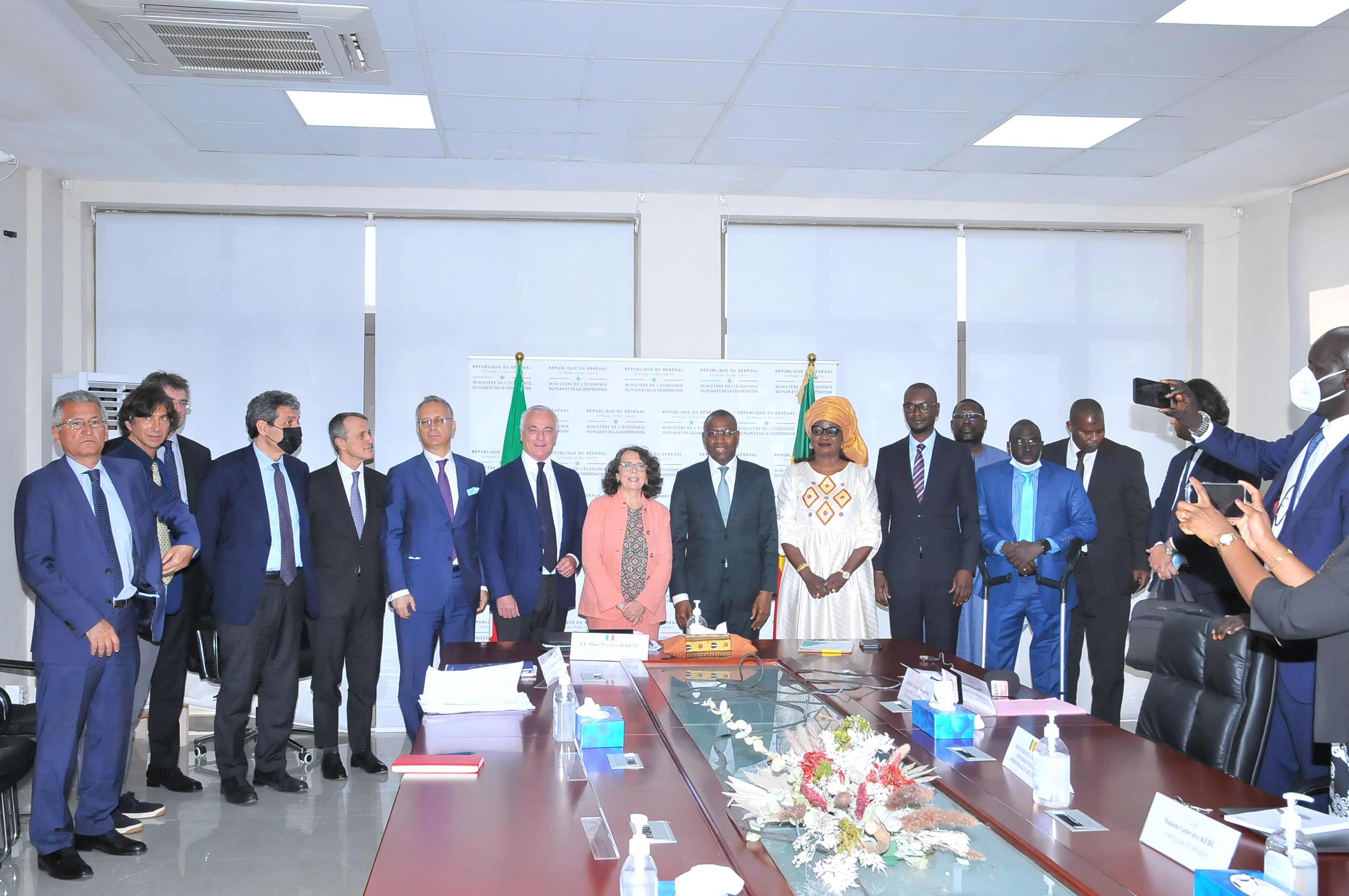 Photo de famille après la signature de deux accords de financement des projets éducation et insertion du du Programme de coopération Italie-Sénégal.