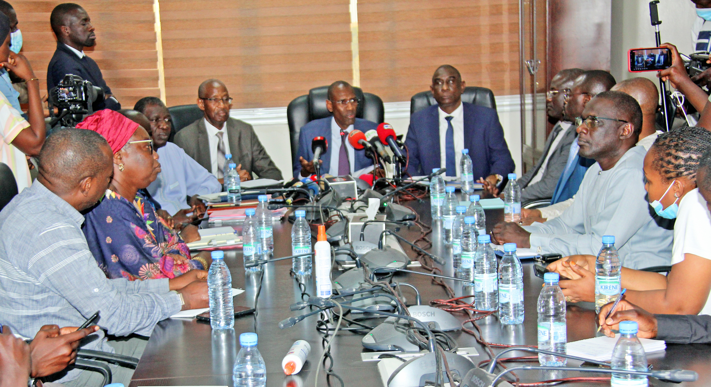 le ministre sénégalais des finances et du budget animant une conférence de presse sur l'accord entre le gouvernement et les syndicats d'enseignant.