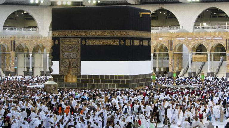 © Amr Nabil/Copyright 2022 The Associated Press. All rights reserved Des milliers de pèlerins musulmans autour de la Kaaba à La Mecque, mardi 5 juillet 2022