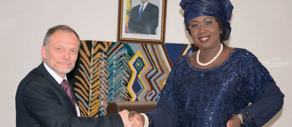 Poignée de main entre MaÏmouna Ndoye Seck, ancienne ministre en charge des Transports aériens, et le constructeur des aéroports régionaux du Sénégal.