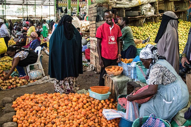 Un commerçant sur un marché de produits frais dans la ville de Nakuru. au Kenya. L'inflation alimentaire a atteint des chiffres à deux chiffres. Photo de James Wakibia/SOPA Images/LightRocket via Getty Images