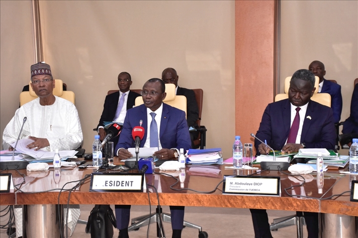 Au milieu, le président en exercice du conseil des ministres statutaire de l’UEMOA, Sani Yaya, ministre togolais de l’Economie et des Finances.