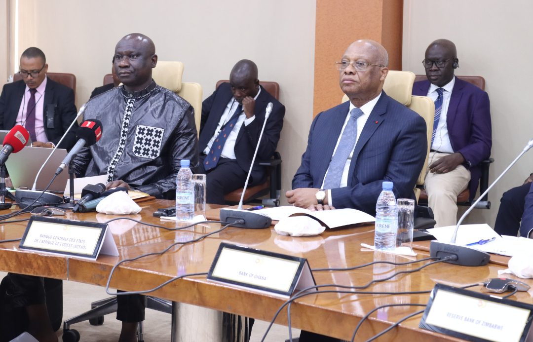 En caftan, Buah Saidy, président de l’ABCA et gouverneur de la Banque centrale de Gambie à côté de M. Kassi Bru, Gouverneur de la Bceao.