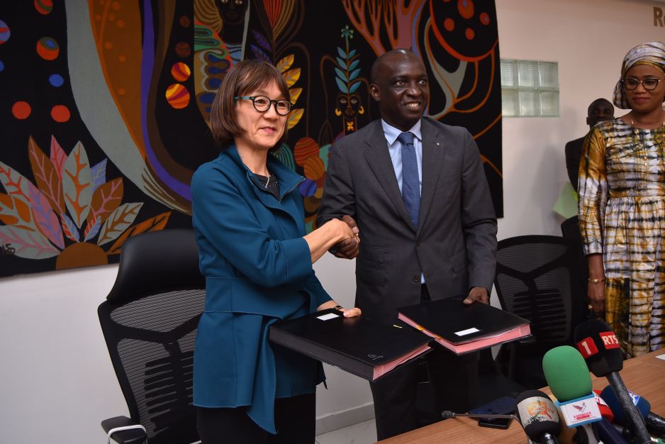 Poignée de main entre le ministre sénégalais des Finances et du Budget et Keiko Miwa, directrice des Opérations de la Banque mondiale pour Cabo Verde, la Gambie, la Guinée-Bissau, la Mauritanie, le Sénégal.