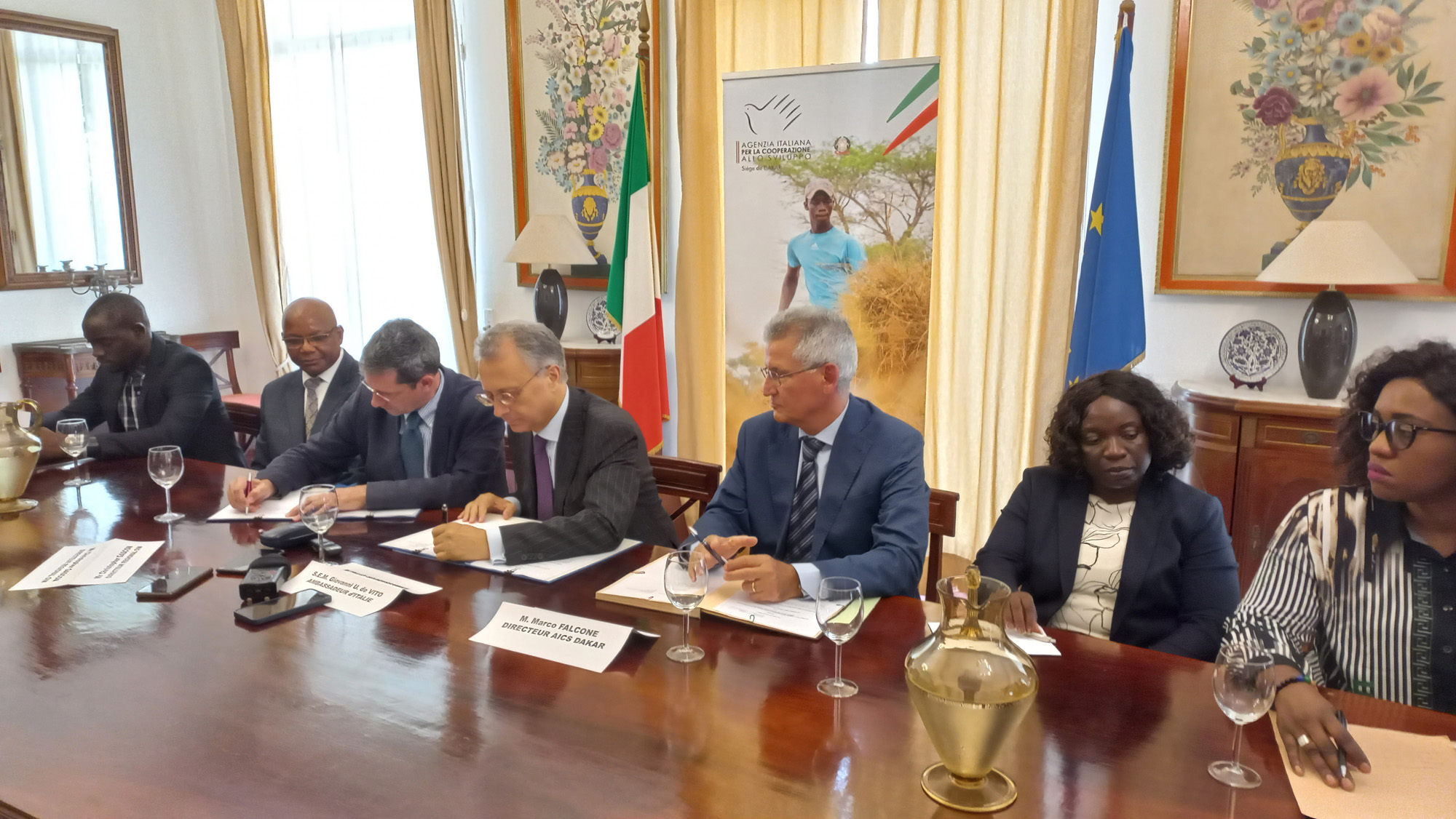 La signature officielle de l’accord de partenariat entre l’ambassadeur d’Italie, Giovanni Umberto De Vito, et le directeur régional de l’OIM pour l’Afrique de l’Ouest et du Centre, Christopher Gascon, le 22 juin 2023.