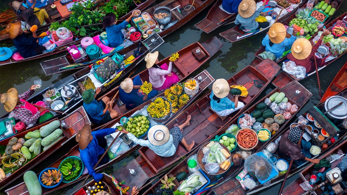 © Shutterstock/Avigator Fortuner | Les agriculteurs vendent des fruits et légumes sur un marché flottant à Damnoen Saduak, en Thaïlande.