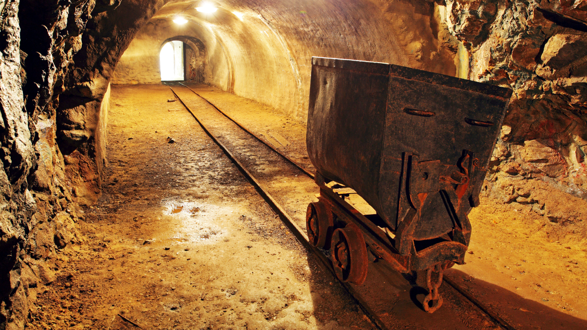 © Shutterstock/TTstudio  | Un chariot souterrain dans une mine de cuivre.