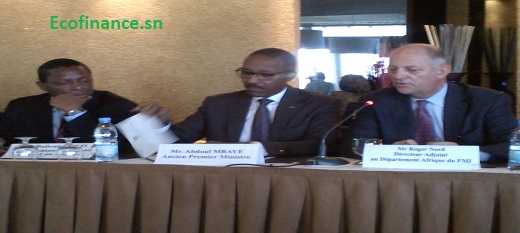Abdou Mbaye, ancien premier ministre du Sénégal entre les représentants du Fmi lors du lancement du rapport perspectives économiques régionales à Dakar.