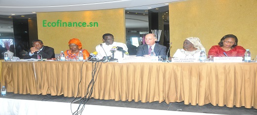 Amadou Bâ en blanc présidant le lancement du rapport Fmi sur les perspectives économiques régionales.