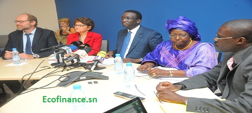 Au milieu, Amadou Bâ président le lancement du rapport Doing business 2016.