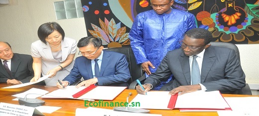 L'ambassadeur de la Chine et le ministre en charge des Finances signent l'accord de financement du projet large bande.
