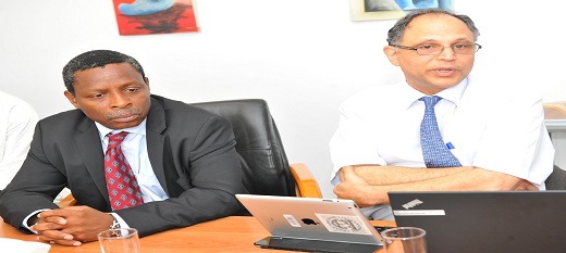 Aly Mansoor, à droite en compagnie de Boileau Loko, représentant résident du Fmi au Sénégal.