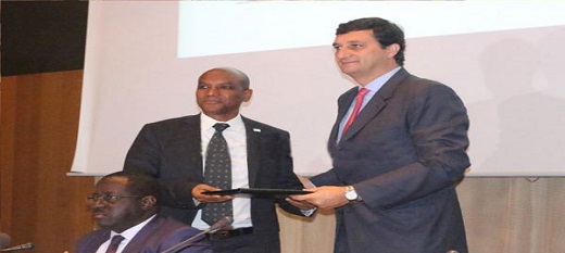 Le directeur général de l'Apix (gauche) et le directeur général de l'Icex lors de la signature de leur convention de partenariat.