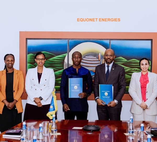 Le Directeur général de la Banque de Développement Shelter Afrique, Thierno-Habib Hann, lors de sa rencontre avec les autorité rwandaises.